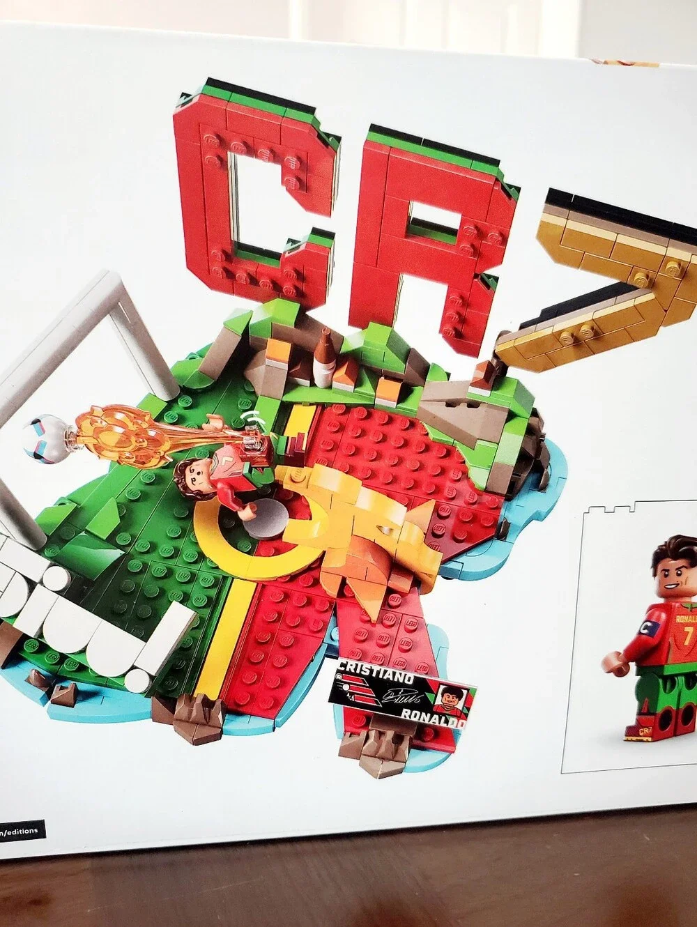 LEGO Legendary Striker & Rising Star CR7 Vini Jr. Ultimate Showcase - Picture 4 of 4